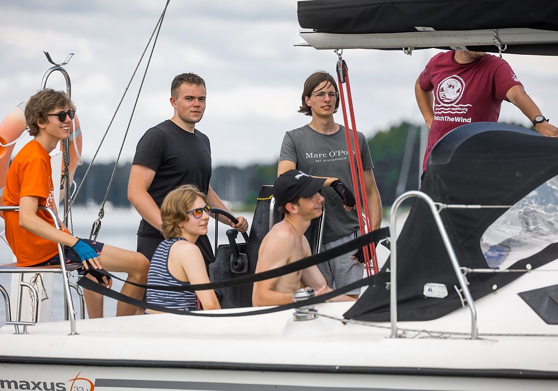 Obozy Letnie – Młodzież płynąca jachtem żaglowym.