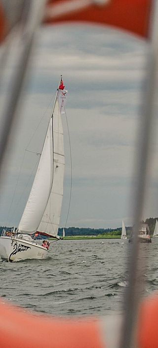 Obraz Rejs po Mazurach: Wspaniała Alternatywa dla Szkolnych Wycieczek!